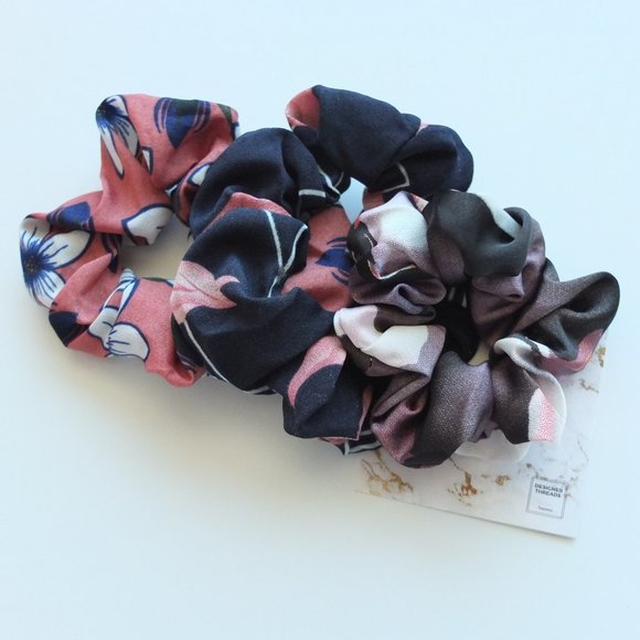 Accessories - Oversized Scrunchie - Muted Floral Flamingo